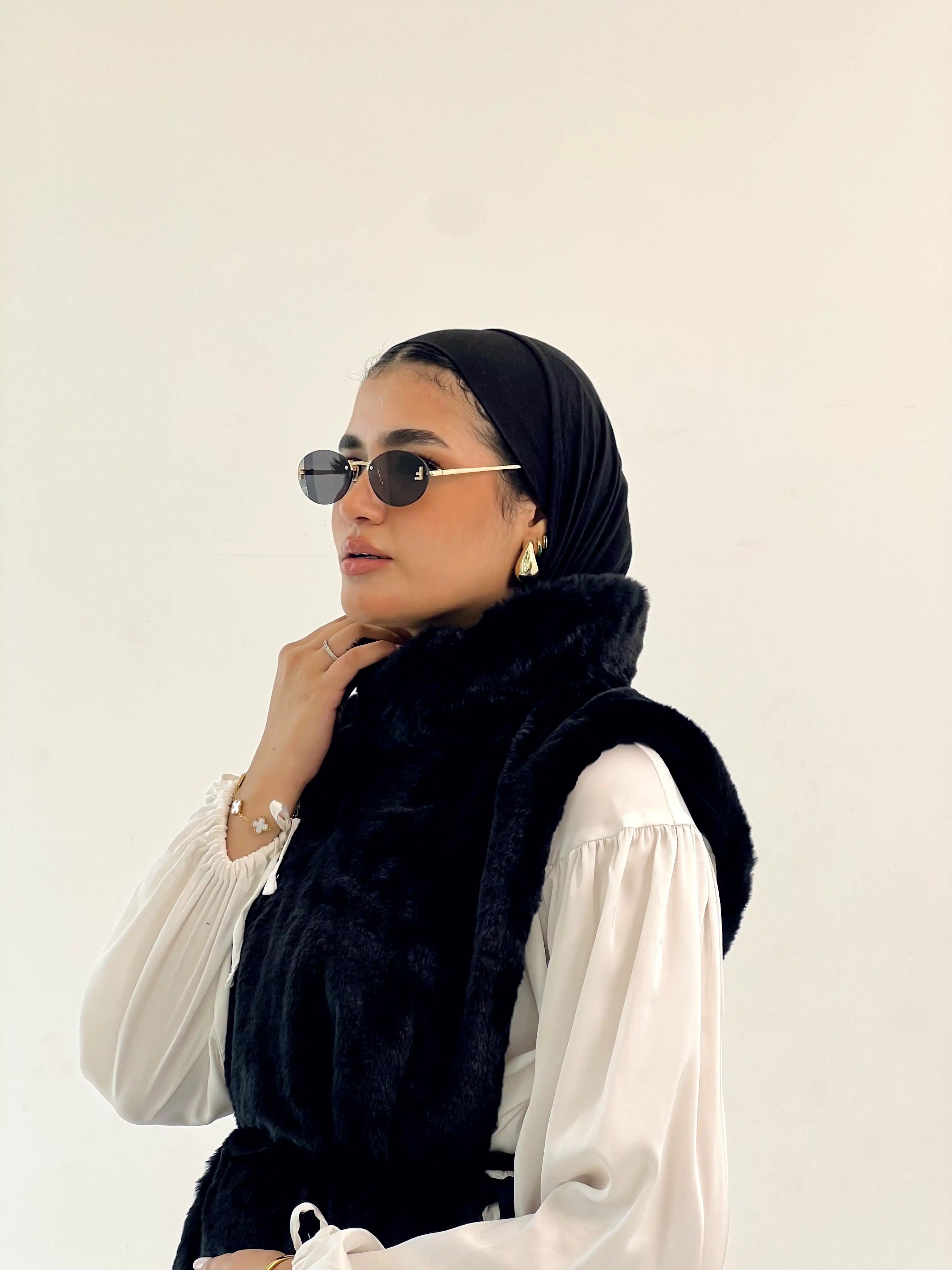 MUHRA FUR VEST Secondary image